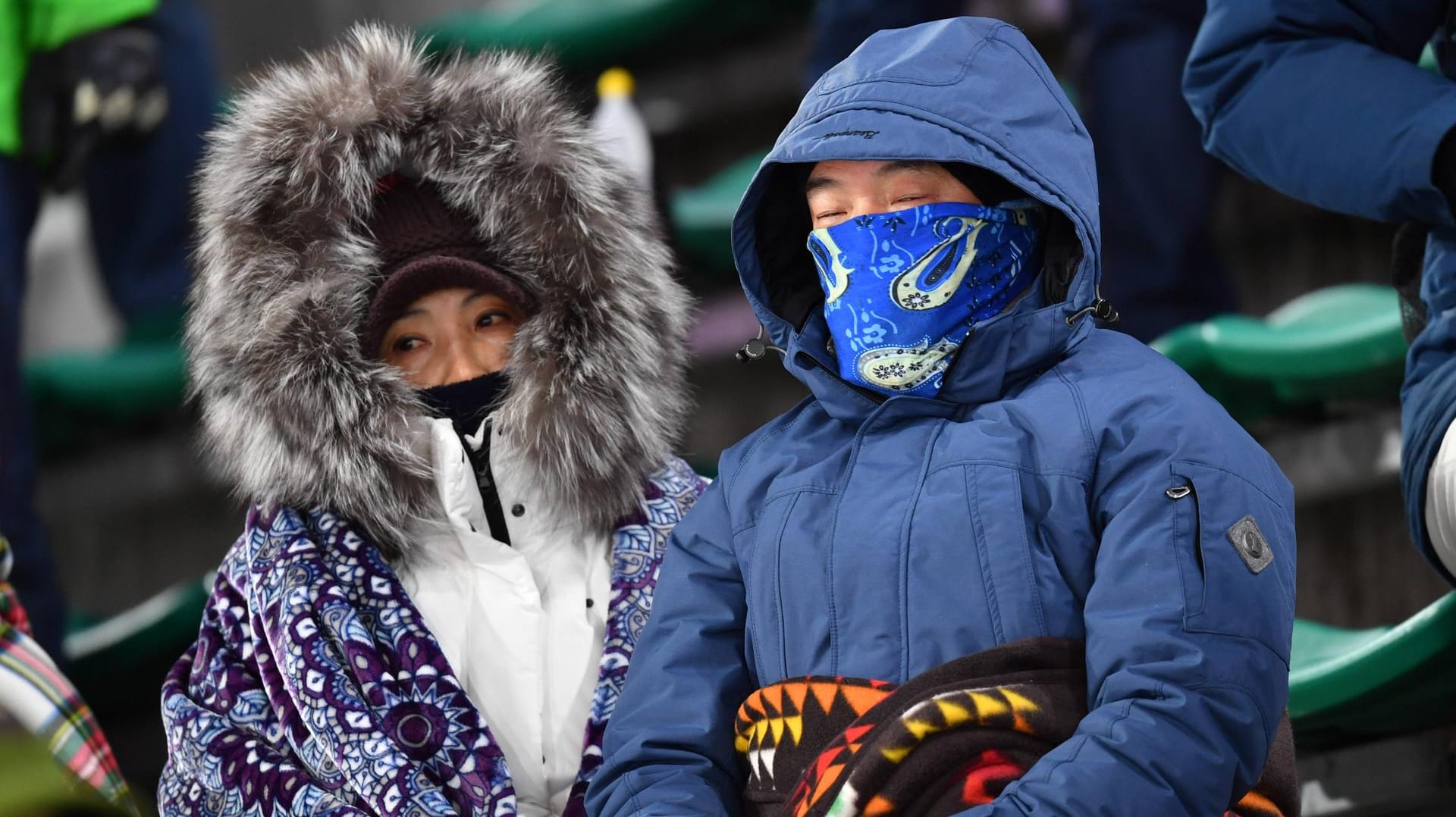 Fans beim Skispringen auf der Normalschanze: Bis weit nach Mitternacht müssen sie eisiger Kälte und böigem Wind trotzen.