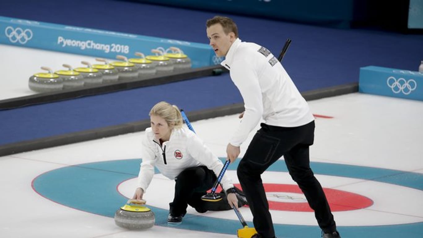 Kristin Skaslien (l) und Magnus Nedregotten unterlagen im Mixed dem Duo vom Team " Olympische Athleten aus Russland".