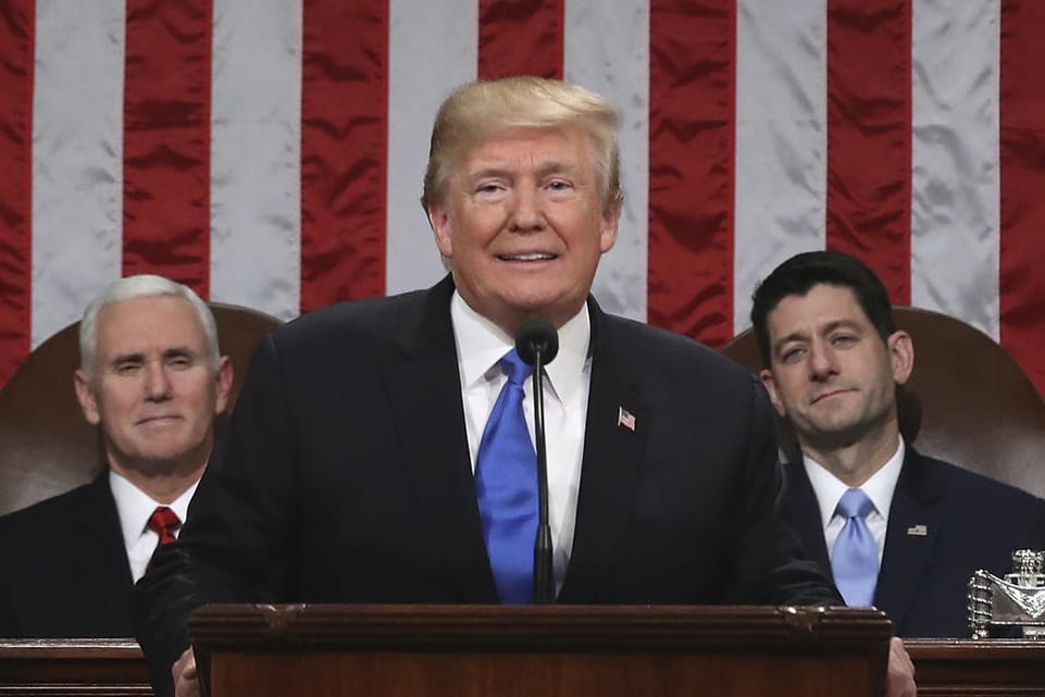 US-Präsident Donald Trump im Repräsentantenhaus: Die von der EU geplanten Strafzölle könnten unter anderem den Sprecher des Repräsentantenhauses, Paul Ryan (r.), treffen. US-Präsident Donald Trump im Repräsentantenhaus: Die von der EU geplanten Strafzölle könnten unter anderem den Sprecher des Repräsentantenhauses, Paul Ryan (r.), treffen.