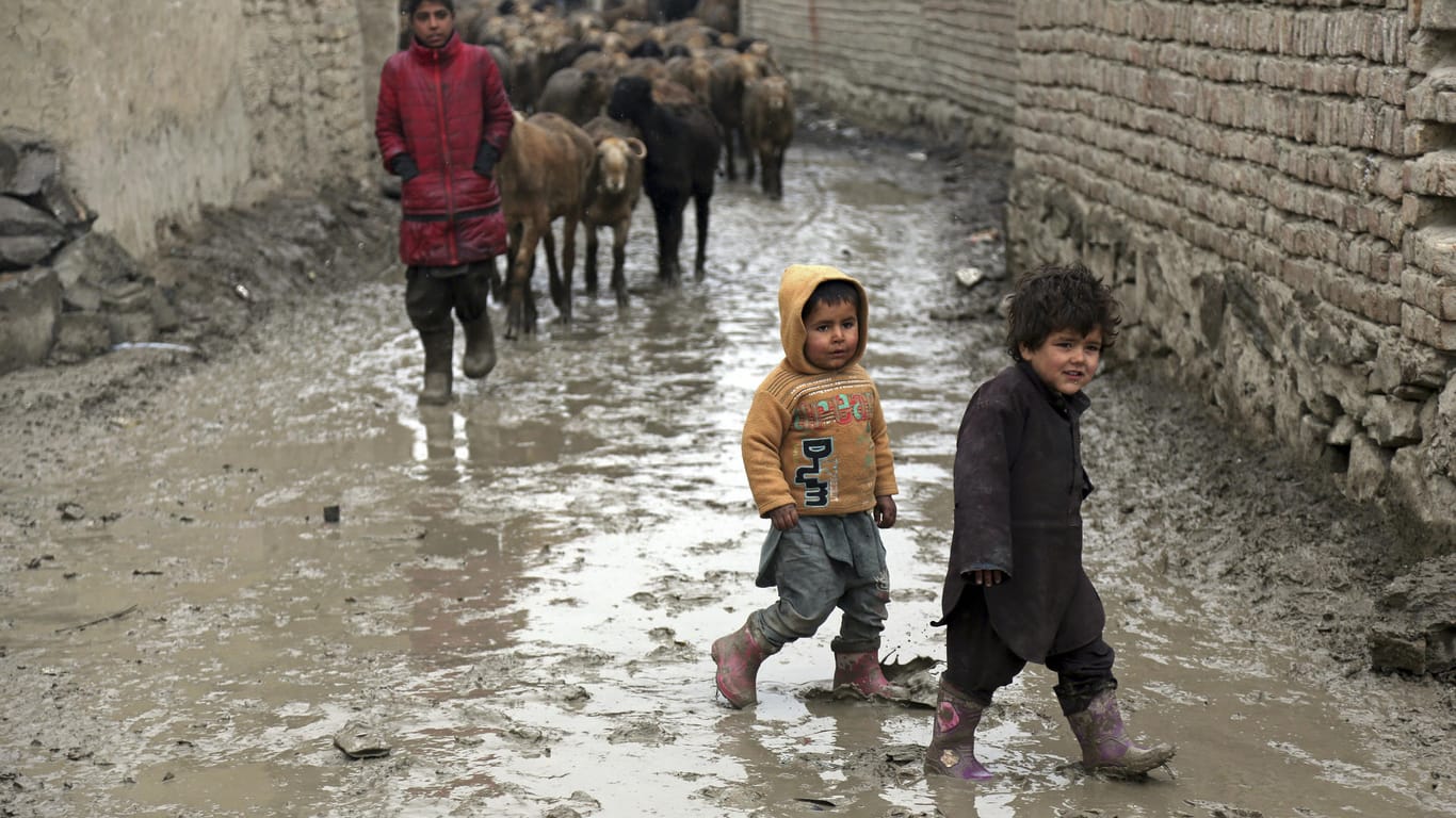 Kinder in der afghanischen Hauptstadt Kabul: nur im Nachbarland Pakistan ist die Kindersterblichkeit noch höher als in Afghanistan.