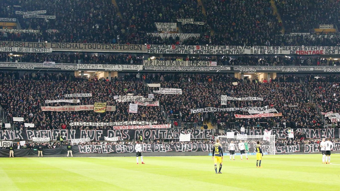 Frankfurter Fan-Proteste bei der Partie gegen RB Leipzig: Am Rande des Spiels starb ein Anhänger an einer Herzattacke.