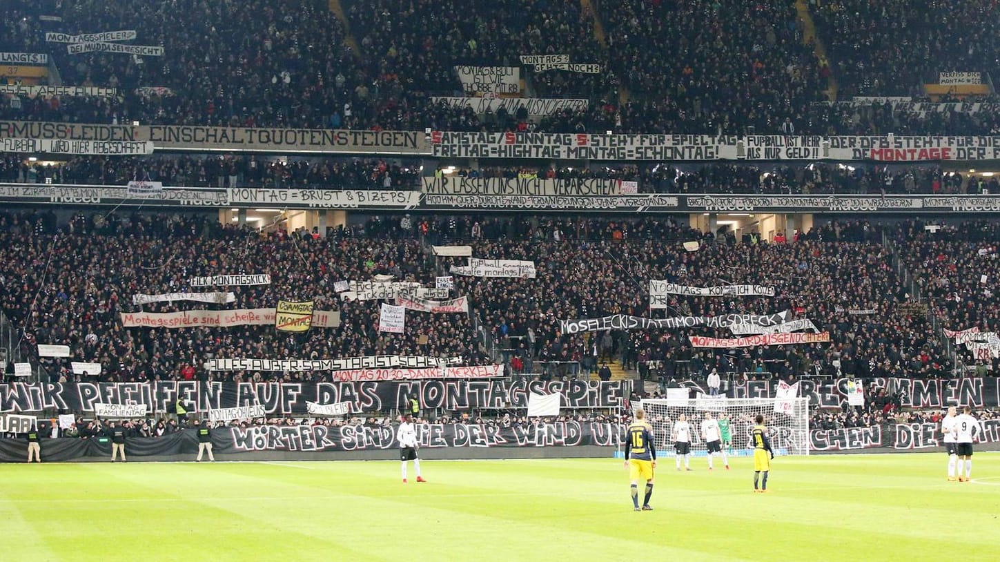 Frankfurter Fan-Proteste bei der Partie gegen RB Leipzig: Am Rande des Spiels starb ein Anhänger an einer Herzattacke. Frankfurter Fan-Proteste bei der Partie gegen RB Leipzig: Am Rande des Spiels starb ein Anhänger an einer Herzattacke.
