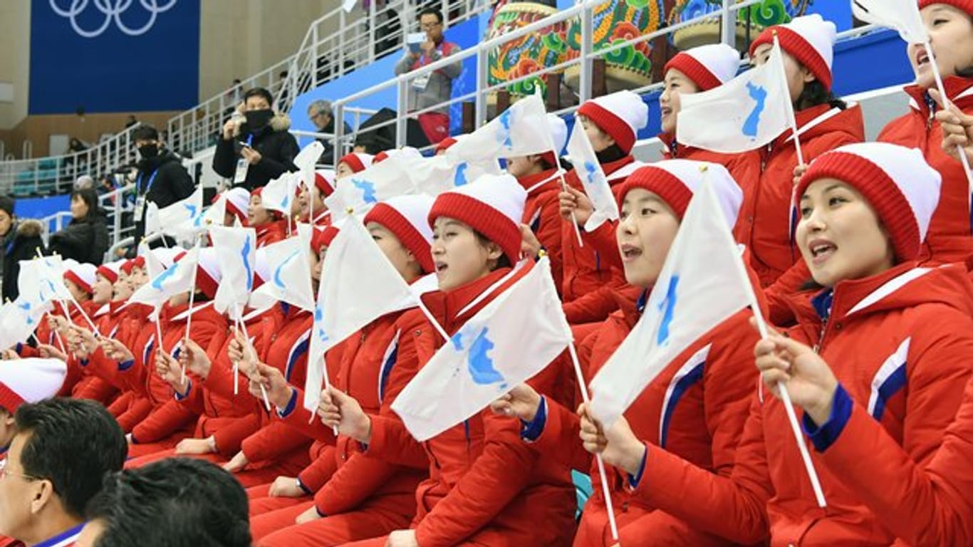 Mit einstudierter Choreographie, Gesang und Korea-Fähnchen begleiteten die nordkoreanischen Chearleader das gemeinsame Team der Eishockey-Frauen.