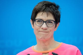 Annegret Kramp-Karrenbauer soll nach Angela Merkel die zweite Frau im Amt des CDU-Generalsekretärs werden. Folgt die 55-Jährige ihrer Parteichefin auch ins Kanzleramt?