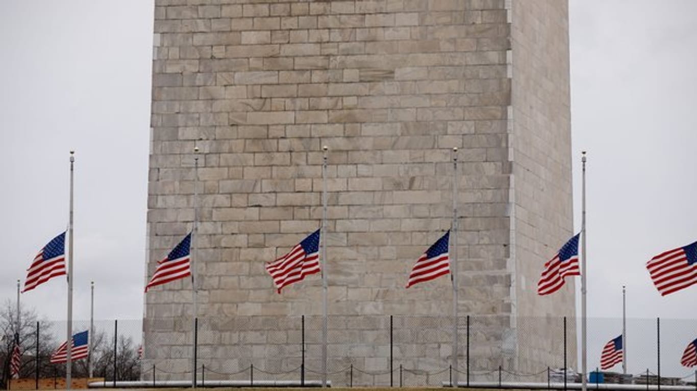 Die Flaggen vor dem Washington Monument wehen am 16.