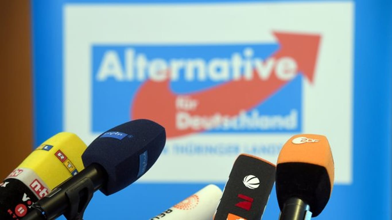 Die AfD hat einer Umfrage zufolge erstmals die SPD in der Wählergunst übertrumpft.