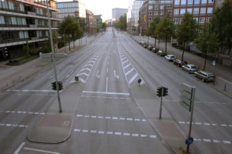 Leere Straße in Hamburg: "Dreckige" Diesel-Autos könnten bei möglichen Fahrverboten nicht mehr in die Innenstädte fahren.
