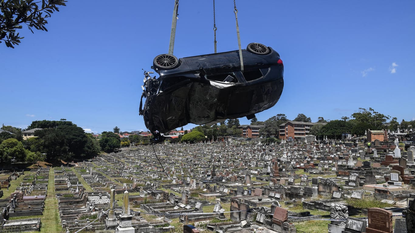 Sydney, die Stadt der verrückten Autounfälle: am 06. Februar fuhr ein Fahrer versehentlich auf einen historischen Friedhof. Er musste von einem Kran geborgen werden.