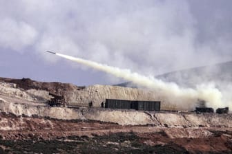 Artillerie feuert in Richtung Syrien: Die türkische Armee rückt in Afrin immer weiter vor bei ihrer Offensive gegen die Kurden-Miliz YPG.