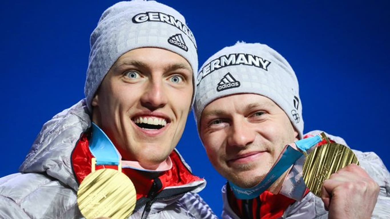 Die Zweierbob-Olympiasieger Thorsten Margis (l) und Francesco Friedrich präsentieren ihre Goldmedaillen.