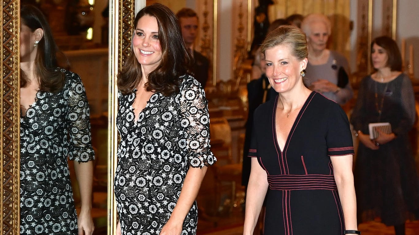 Die beiden modeaffinen Royaldamen empfingen die Gäste im Namen der Queen.