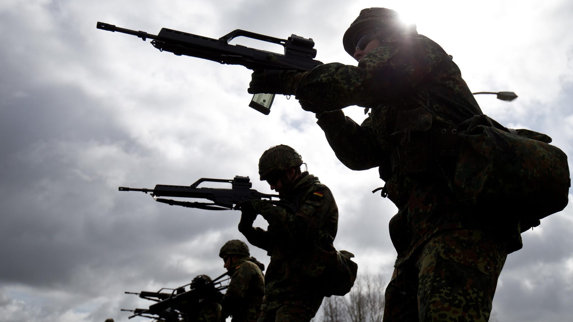 Bundeswehrsoldaten bei einer Übung in Schleswig-Holstein: Die jüngsten Berichte über Mängel bei der Truppe bringen Verteidigungsministerin von der Leyen (CDU) in Bedrängnis.