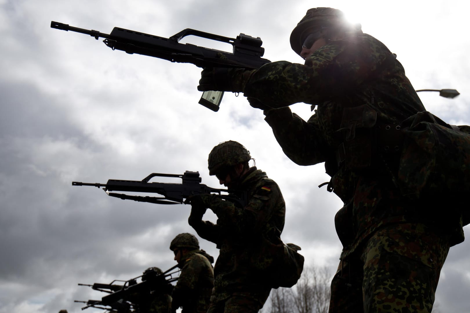 Bundeswehrsoldaten bei einer Übung in Schleswig-Holstein: Die jüngsten Berichte über Mängel bei der Truppe bringen Verteidigungsministerin von der Leyen (CDU) in Bedrängnis.