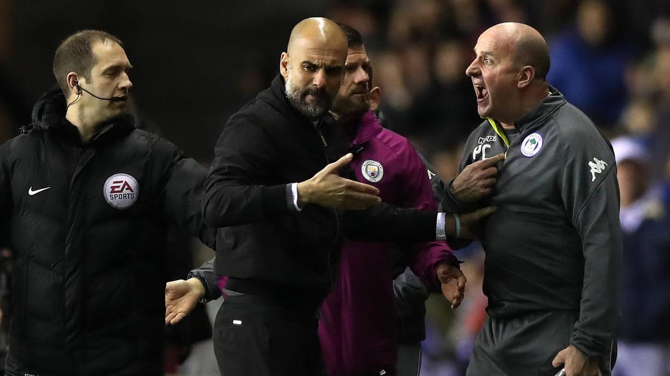 Pep Guardiola im Disput mit Wigan-Trainer Paul Cook: Der Trainer von Manchester City rastete bei der Pokal-Blamage aus.