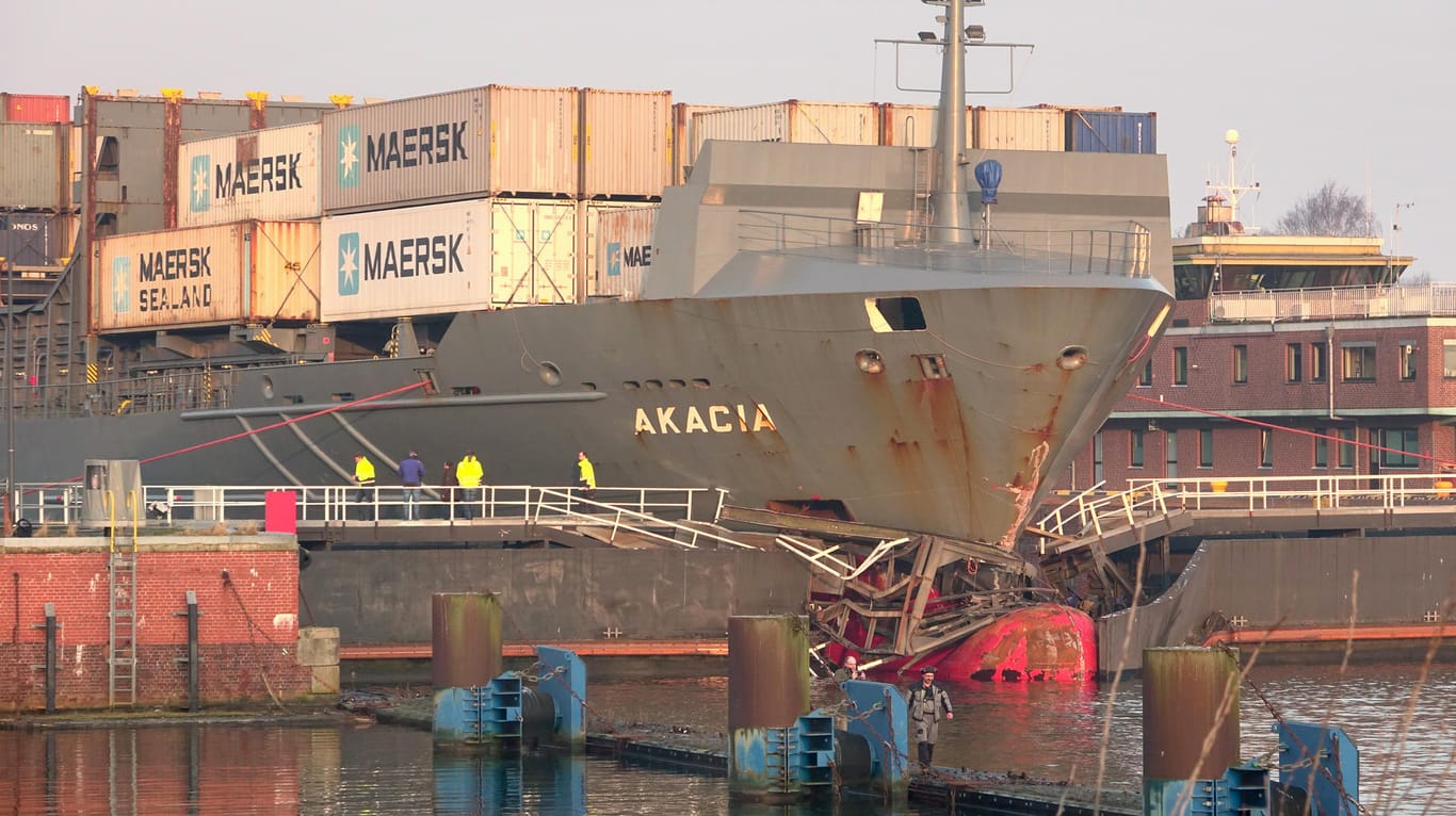 Frachter in Kiel: Ein Frachtschiff hat in Kiel-Holtenau ein Schleusentor des Nord-Ostsee-Kanals gerammt.