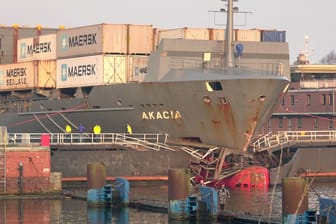 Frachter in Kiel: Ein Frachtschiff hat in Kiel-Holtenau ein Schleusentor des Nord-Ostsee-Kanals gerammt.