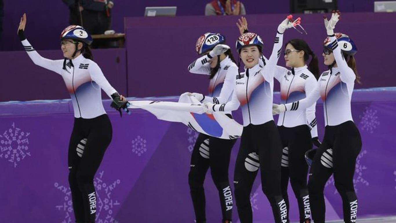 Die Südkoreanerinnen feiern ihren Olympiasieg in der Staffel.