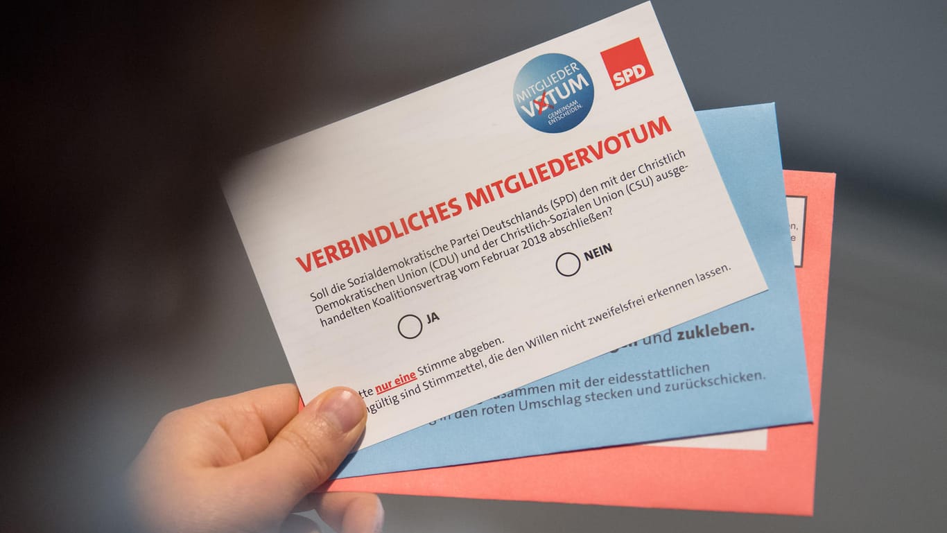 Ein SPD-Mitglied schaut sich seine Unterlagen für das SPD-Mitgliedervotum zur Bildung einer Großen Koalition mit der Union an.