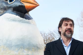 Oscar-Preisträger Javier Bardem neben einem übergroßen Pinguin.