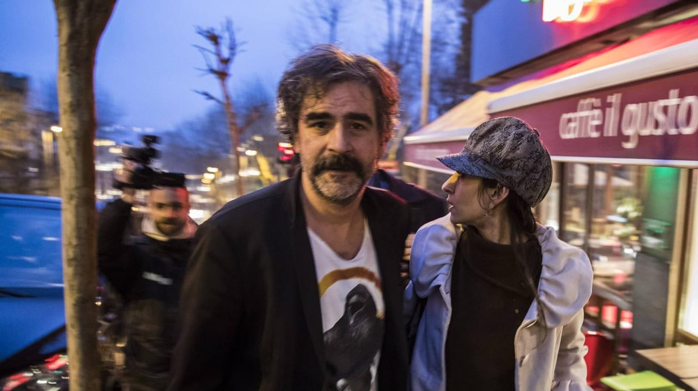 Deniz Yücel mit seiner Frau Dilek nach seiner Freilassung aus dem Gefängnis: Nach einen kurzen Aufenthalt in Istanbul flog Yücel weiter nach Berlin und von dort in die Flitterwochen außerhalb Deutschlands.