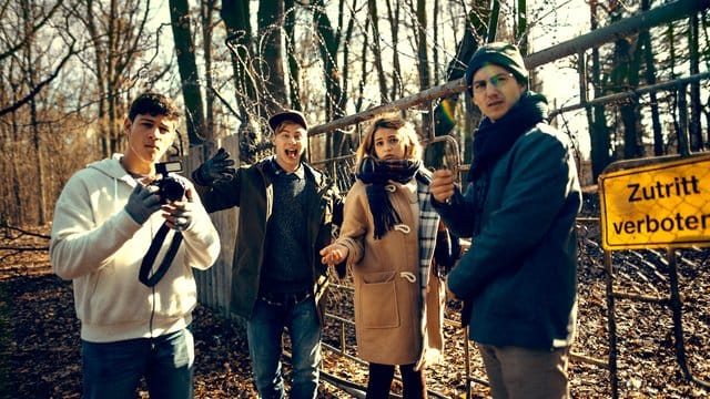 Die YouTuber Charly (Emilio Sakraya, l-r), Finn (Timmi Trinks), Emma (Lisa-Marie Koroll) und Theo (Tim Oliver Schultz) wollen sich die ultimative Anti-Angst-Challenge geben.