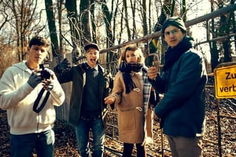 Die YouTuber Charly (Emilio Sakraya, l-r), Finn (Timmi Trinks), Emma (Lisa-Marie Koroll) und Theo (Tim Oliver Schultz) wollen sich die ultimative Anti-Angst-Challenge geben.