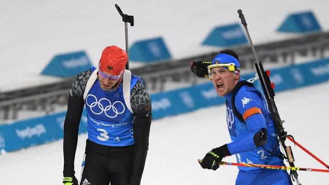 Während der Italiener Dominik Windisch (r) jubelt, ist Arnd Peiffer bitte enttäuscht. Während der Italiener Dominik Windisch (r) jubelt, ist Arnd Peiffer bitte enttäuscht.