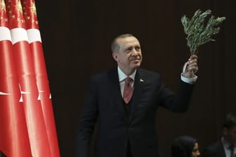 Recep Tayyip Erdogan kündigt die Belagerung der syrischen Kurdenstadt Afrin an.