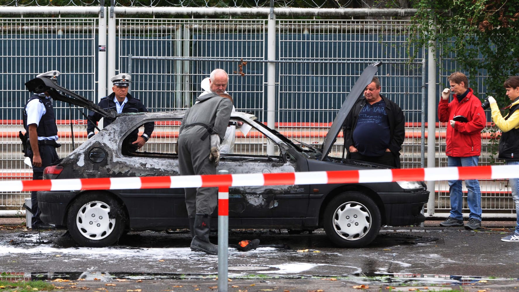 In diesem Pkw starb 2013 ein NSU-Zeuge – angeblich durch Suizid: Fünf Jahre später werden in Baden-Württemberg ein weiterer Zeuge und der Ausschuss bedroht.