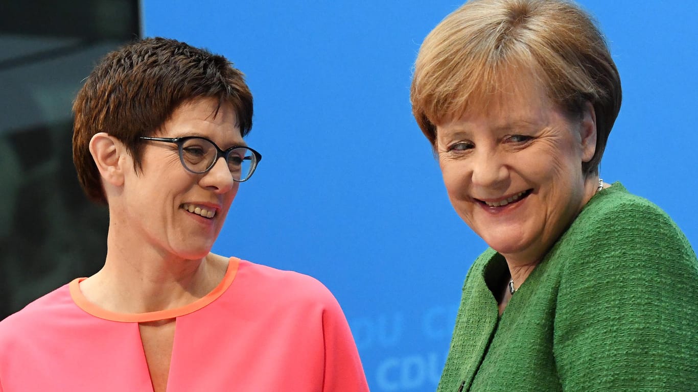 Angela Merkel und Annegret Kramp-Karrenbauer im Konrad-Adenauer-Haus: Die Kanzlerin hat Kramp-Karrenbauer als künftige Generalsekretärin vorgeschlagen.