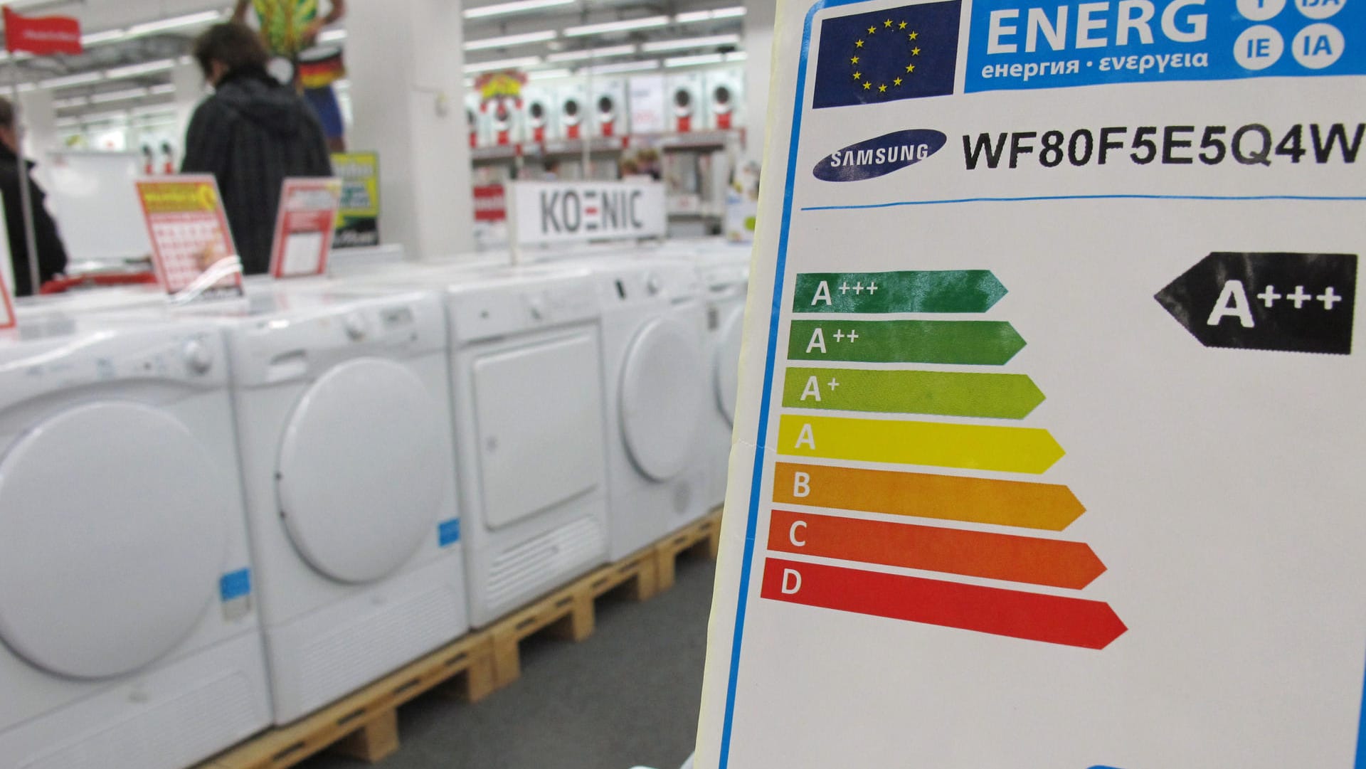 Ein Hinweisschild mit Ausweisung der Energieeffizienzklasse: Das Energieeffizienzlabel der EU trägt eine farbige Skala, die verdeutlichen soll, wie gut das Gerät mit Strom umgeht.