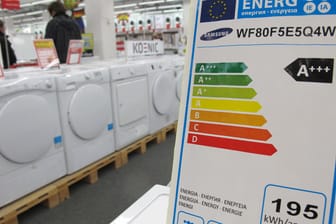 Ein Hinweisschild mit Ausweisung der Energieeffizienzklasse: Das Energieeffizienzlabel der EU trägt eine farbige Skala, die verdeutlichen soll, wie gut das Gerät mit Strom umgeht.