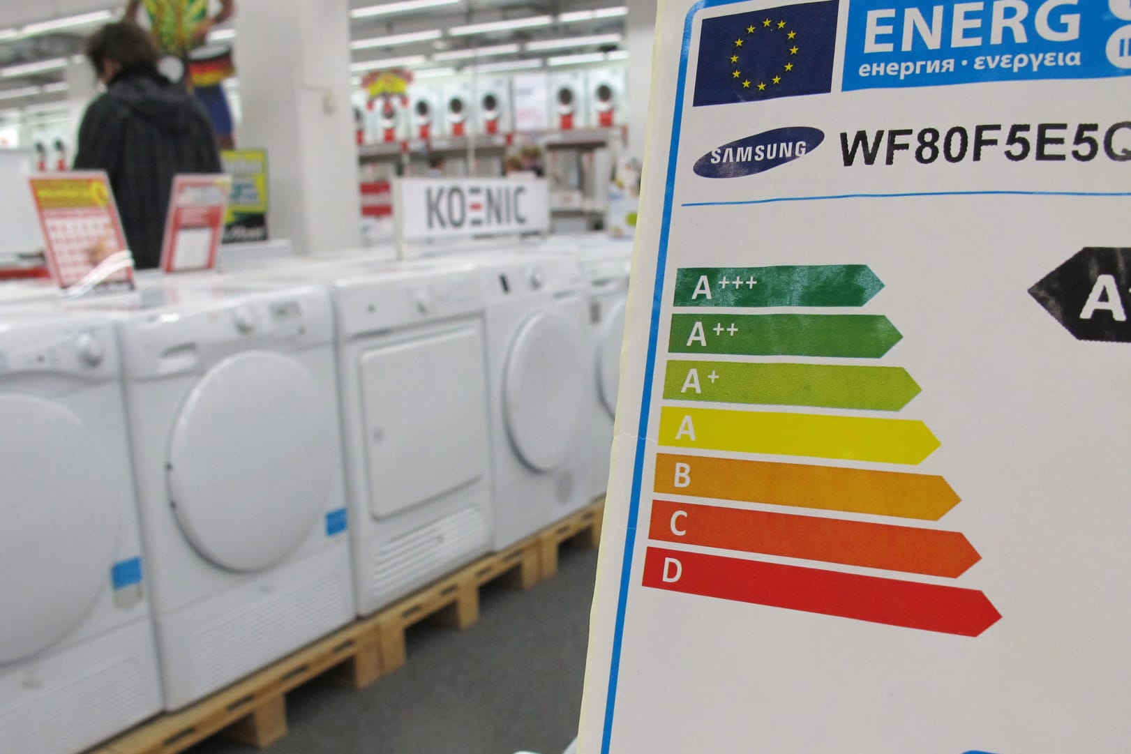 Ein Hinweisschild mit Ausweisung der Energieeffizienzklasse: Das Energieeffizienzlabel der EU trägt eine farbige Skala, die verdeutlichen soll, wie gut das Gerät mit Strom umgeht.