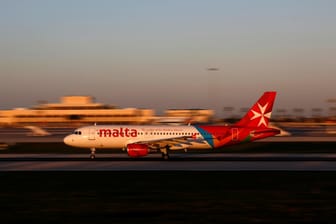 Ein Flieger von Air Malta (Archivbild): In einer Maschine der Fluggesellschaft haben wegen großer Hitze drei Menschen das Bewusstsein verloren.