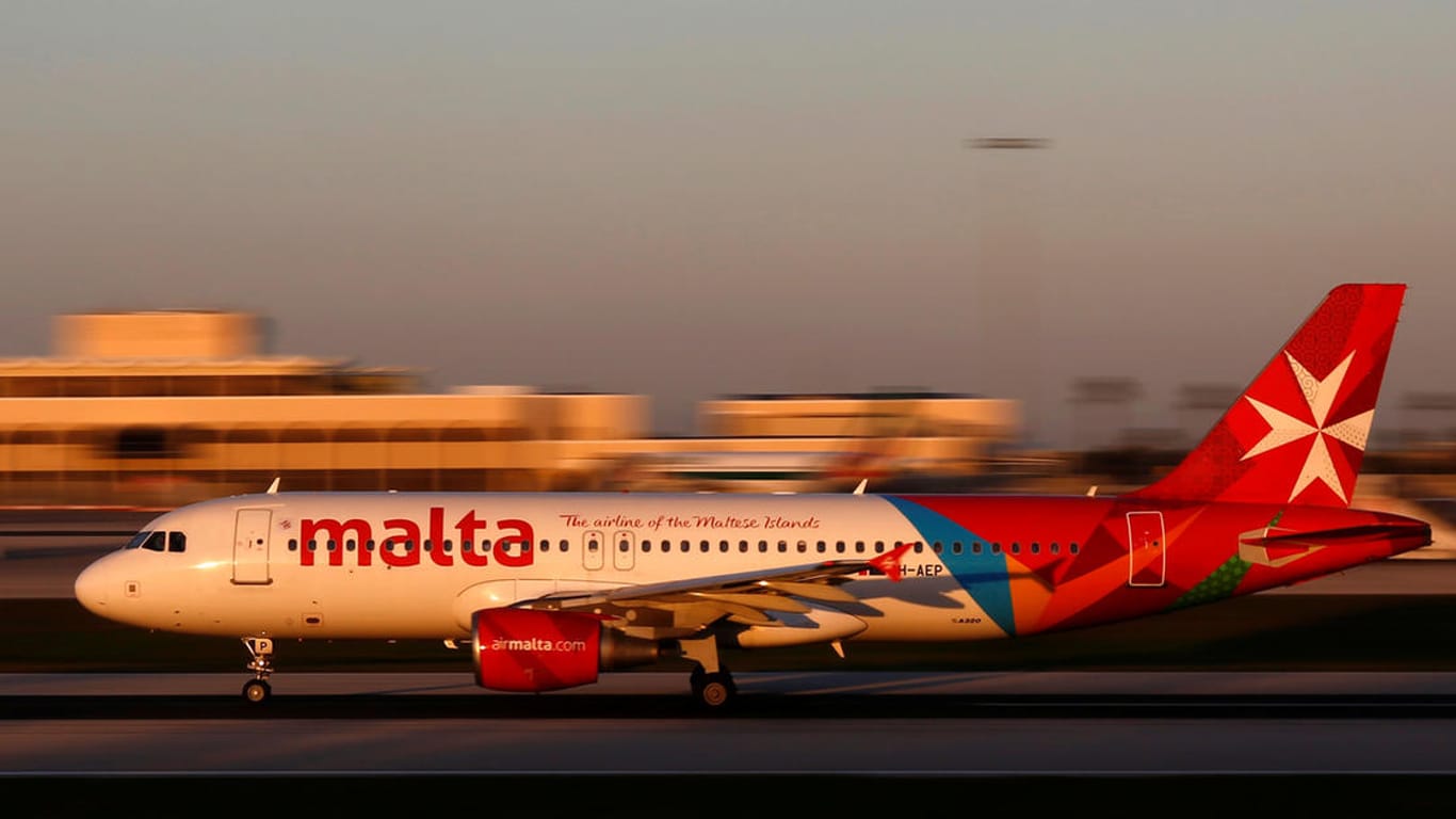Ein Flieger von Air Malta (Archivbild): In einer Maschine der Fluggesellschaft haben wegen großer Hitze drei Menschen das Bewusstsein verloren.