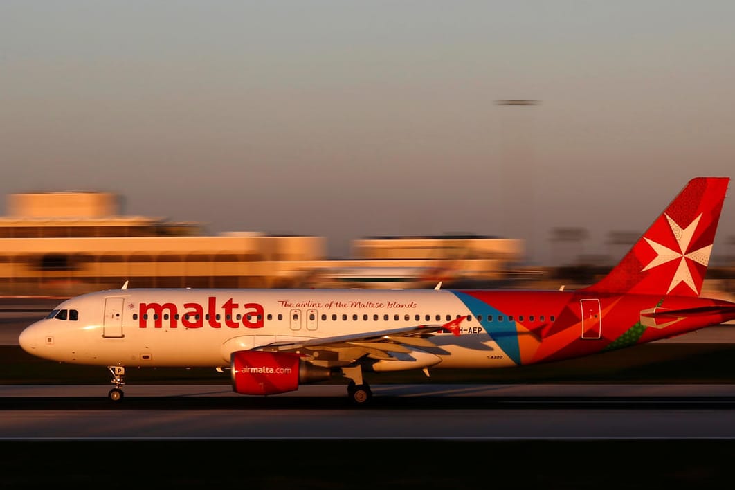 Ein Flieger von Air Malta (Archivbild): In einer Maschine der Fluggesellschaft haben wegen großer Hitze drei Menschen das Bewusstsein verloren.