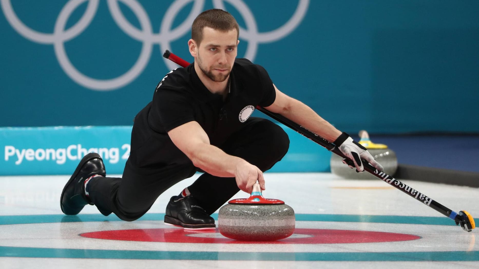 Konzentriert: Alexander Kruschelnizki während des olympischen Curling-Wettbewerbs. Konzentriert: Alexander Kruschelnizki während des olympischen Curling-Wettbewerbs.