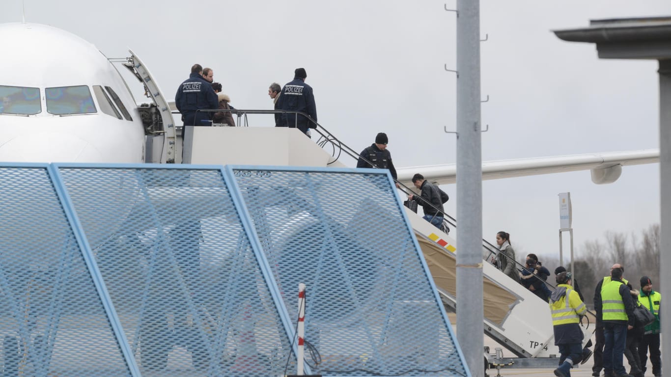 Abgelehnte Asylbewerber steigen in ein Flugzeug: Immer mehr Flüchtlinge wehren sich gegen ihre Abschiebung.