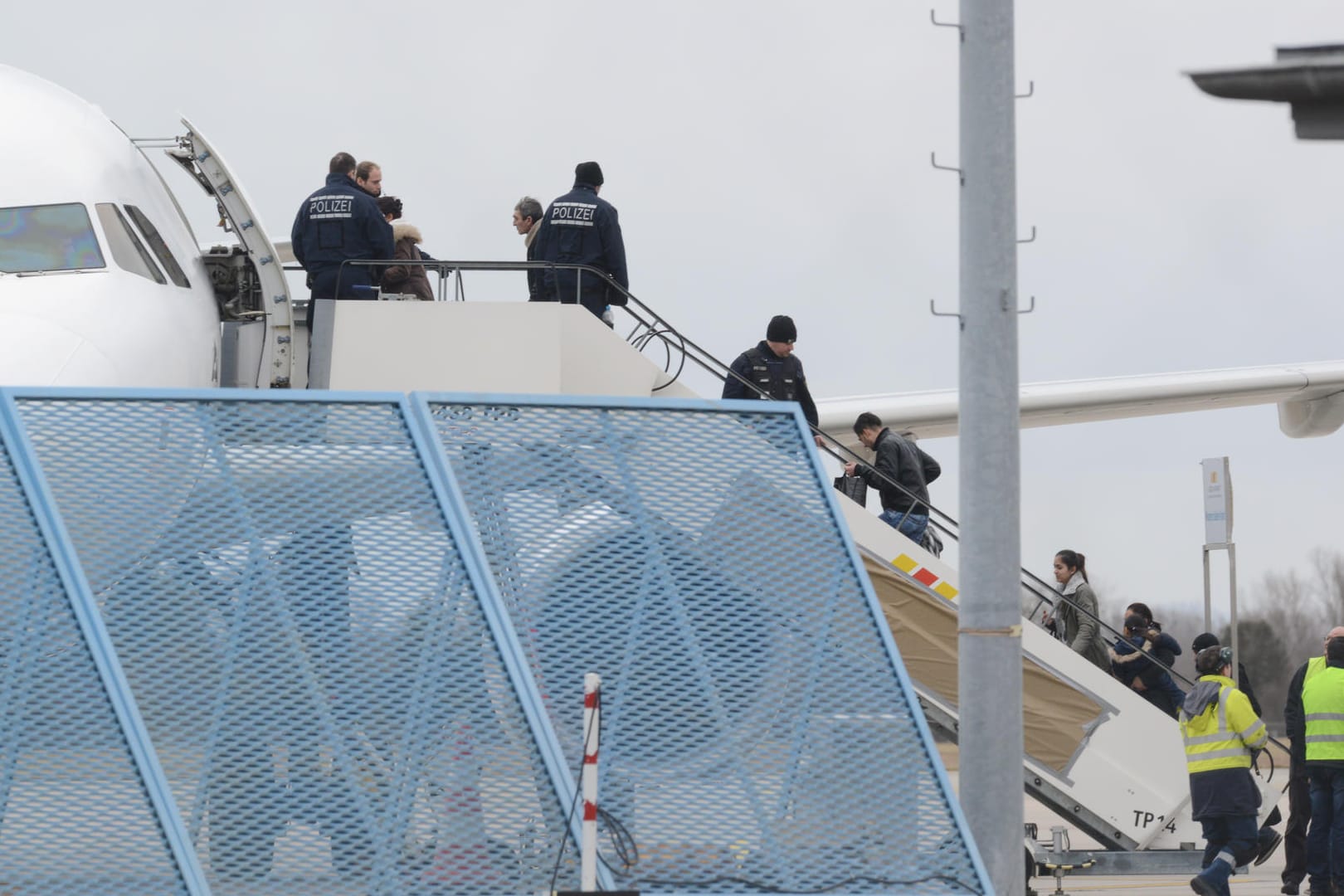 Abgelehnte Asylbewerber steigen in ein Flugzeug: Immer mehr Flüchtlinge wehren sich gegen ihre Abschiebung.