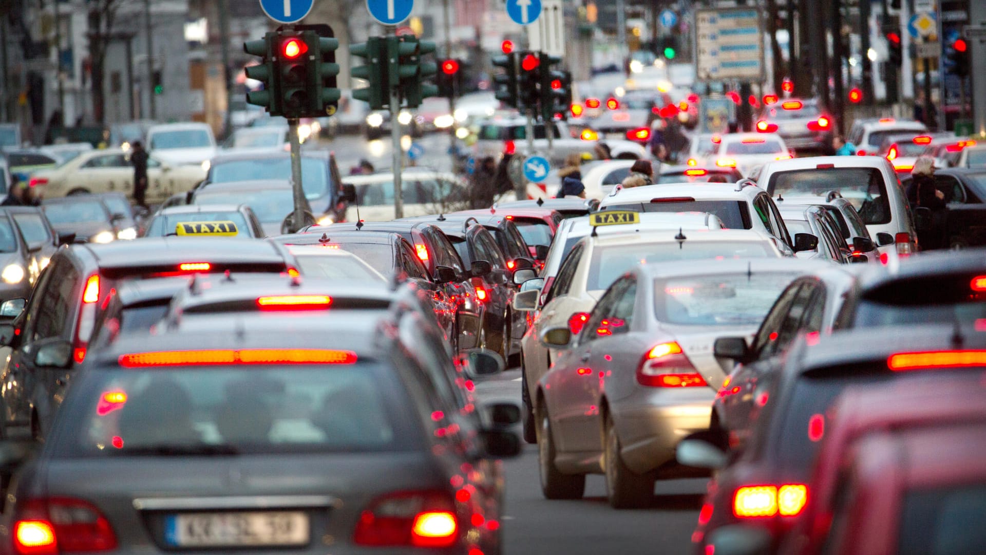 Verkehr in Düsseldorf: Autos stauen sich in der Nähe des Hauptbahnhofs. Das Bundesverwaltungsgericht verhandelt am 22. Februar 2018 über Diesel-Fahrverbote.