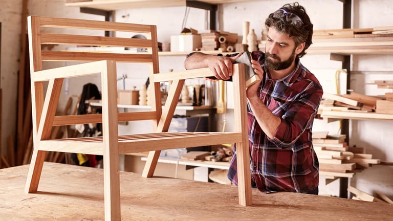 Möbeldesigner mit Stuhlrahmen