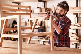Möbeldesigner mit Stuhlrahmen