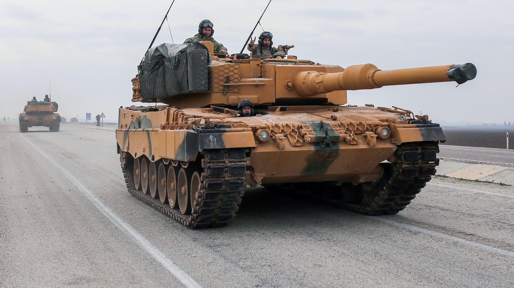 Deutsche Panzer im Syrien-Einsatz: Die türkische Militäroffensive stößt auf heftigen Widerstand – nun offenbar auch durch regierungstreue Milizen.