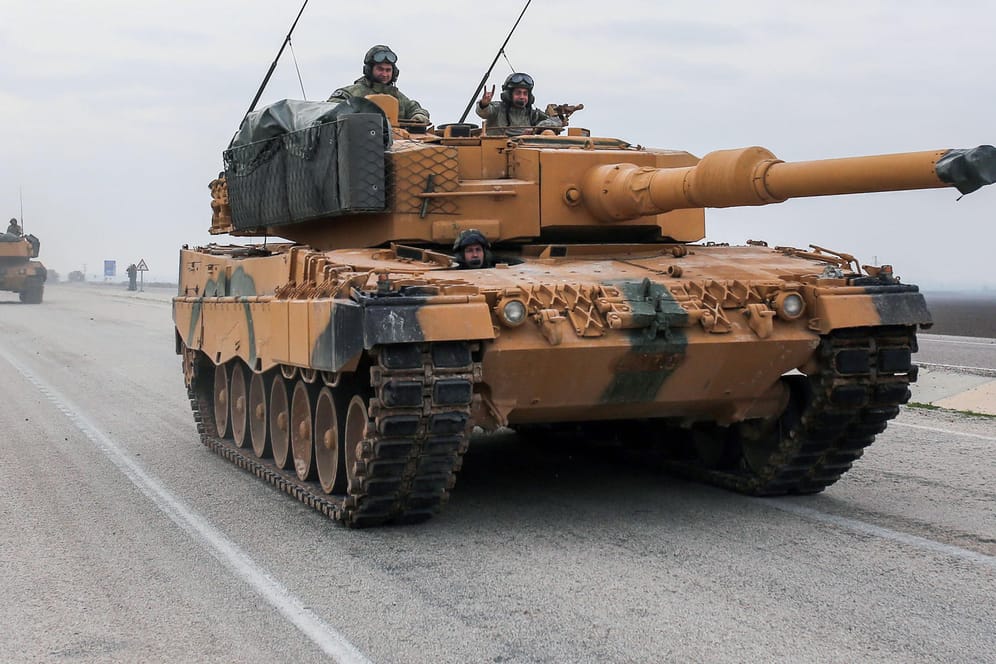 Deutsche Panzer im Syrien-Einsatz: Die türkische Militäroffensive stößt auf heftigen Widerstand – nun offenbar auch durch regierungstreue Milizen.