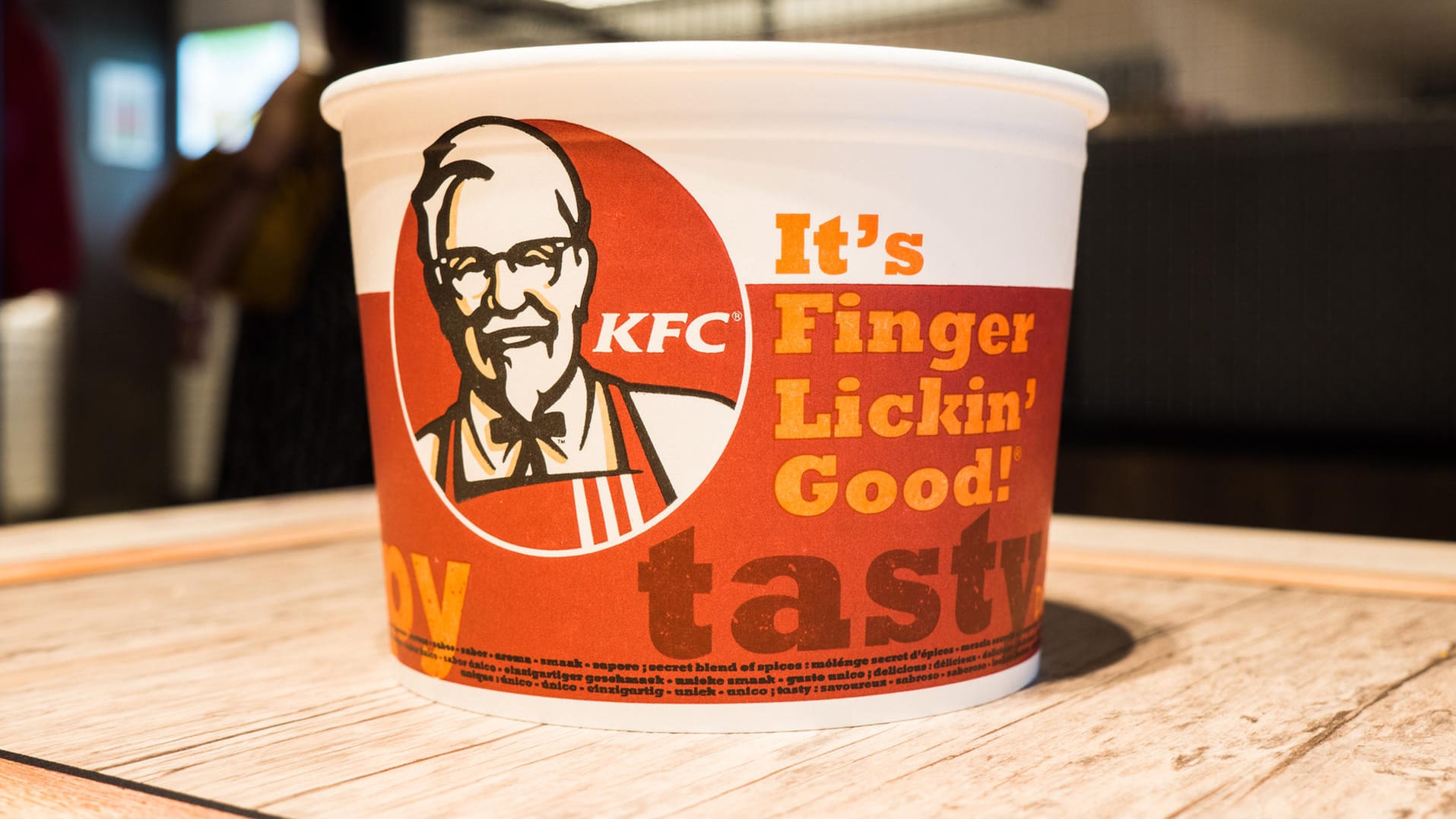 KFC Bucket: Der Fastfoodkette KFC gehen die Hühner aus. Mitarbeiter müssen Urlaub nehmen, Kunden sind erbost. KFC Bucket: Der Fastfoodkette KFC gehen die Hühner aus. Mitarbeiter müssen Urlaub nehmen, Kunden sind erbost.
