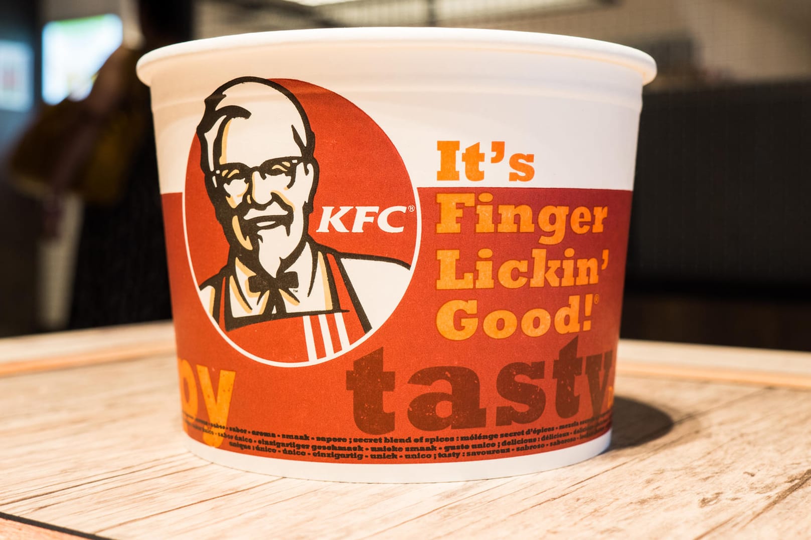 KFC Bucket: Der Fastfoodkette KFC gehen die Hühner aus. Mitarbeiter müssen Urlaub nehmen, Kunden sind erbost. KFC Bucket: Der Fastfoodkette KFC gehen die Hühner aus. Mitarbeiter müssen Urlaub nehmen, Kunden sind erbost.