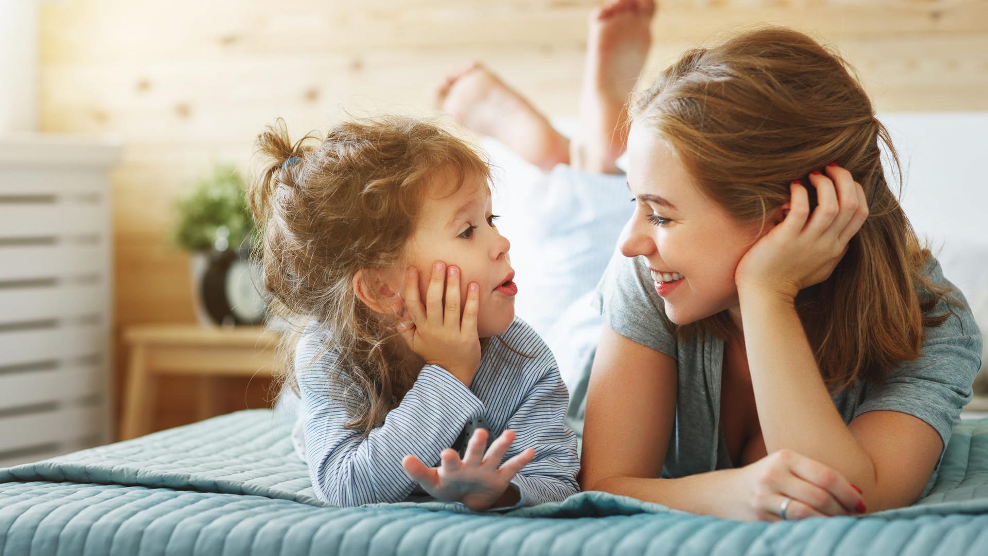 Mädchen unterhält sich mit seiner Mutter: Was Kinder erzählen, ist oft ungewollt komisch.