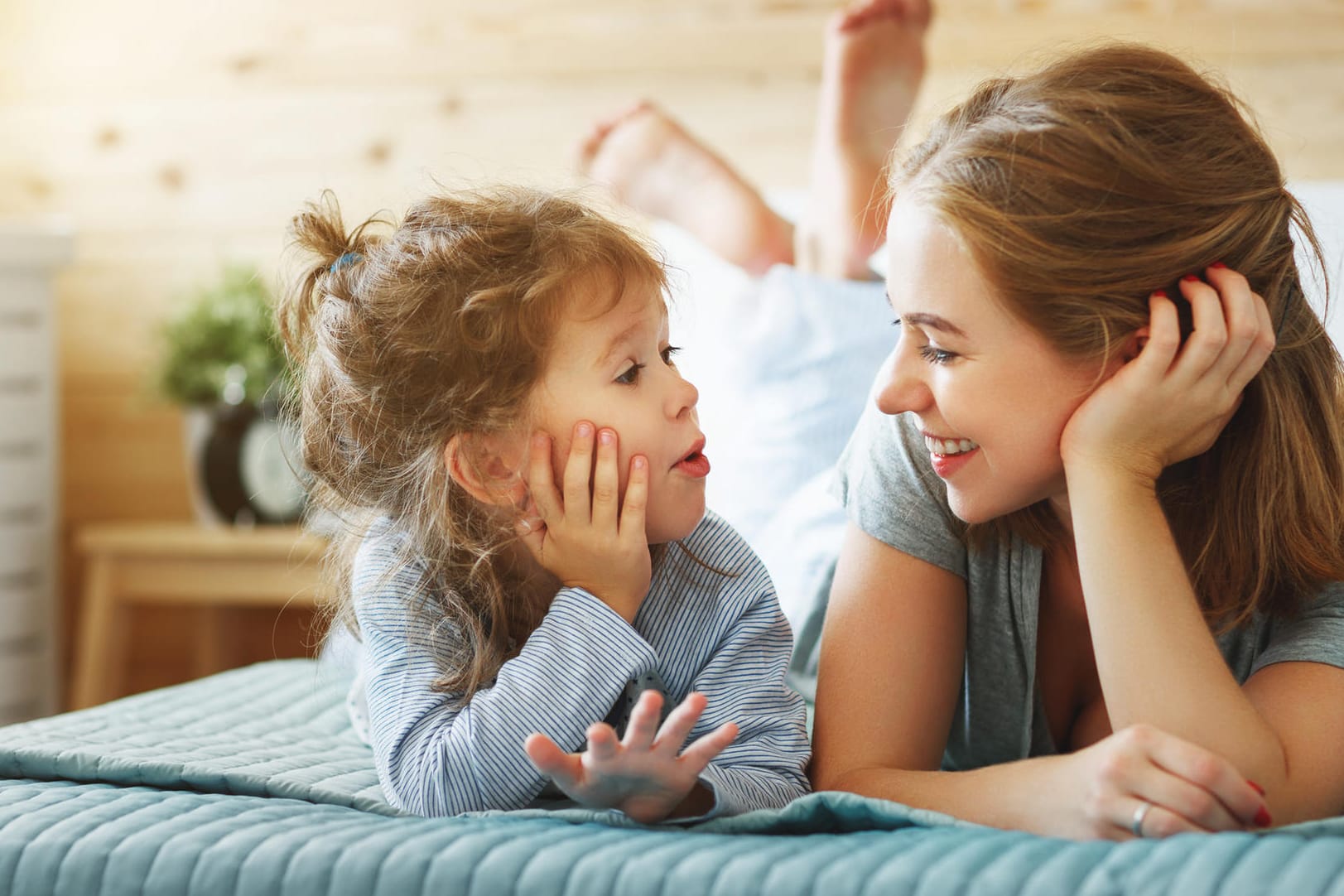 Mädchen unterhält sich mit seiner Mutter: Was Kinder erzählen, ist oft ungewollt komisch.