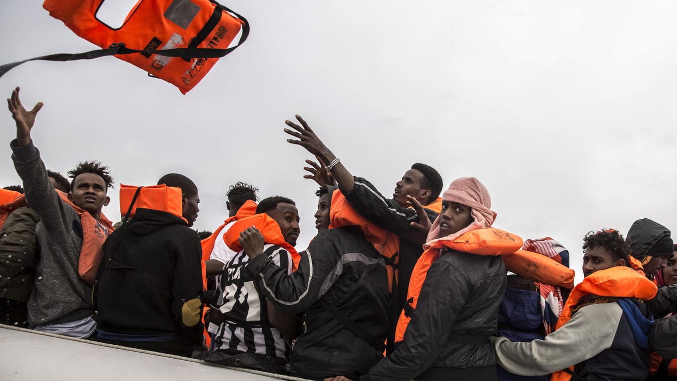 Flüchtlinge im Mittelmeer: Mittlerweile hat sich die Zahl der nach Europa kommenden Migranten stark reduziert.