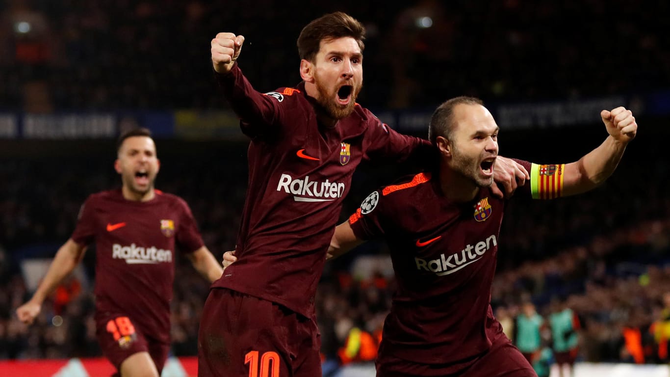 Lionel Messi (l.) jubelt mit Andreas Iniesta: Eine Kombination der Superstars brachte Barcelona den Ausgleich.